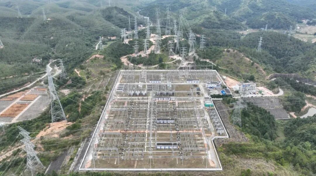 220千伏万绿湖至上寨双回线路工程。林科 摄