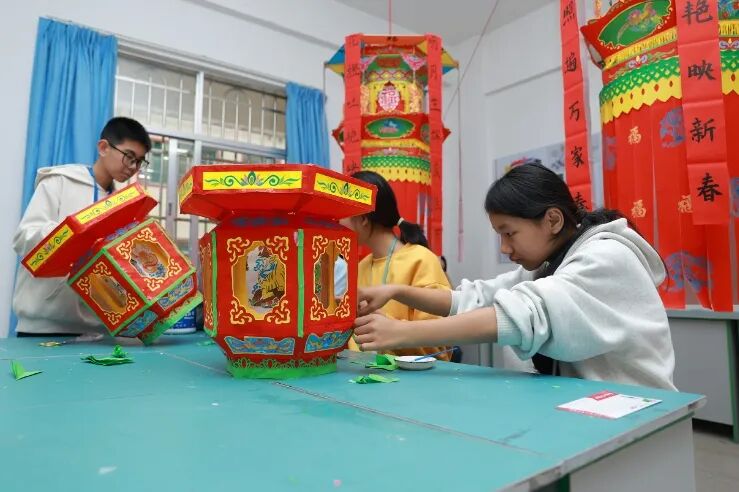 连平县油溪中学学生在制作花灯