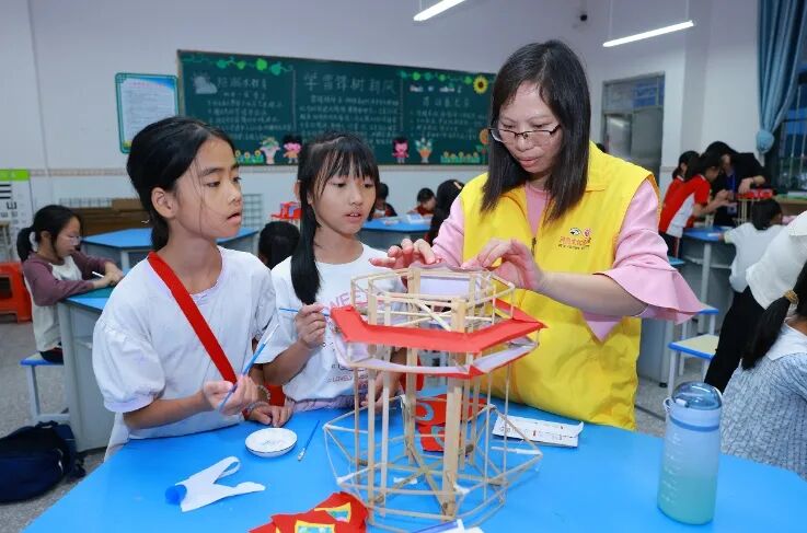 忠信花灯传承人刘艳芳指导源城区公园东小学学生制作花灯