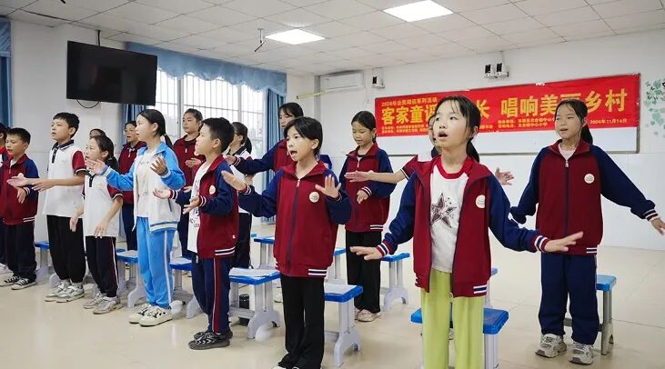 东源县义合镇中心小学学生在学习客家童谣