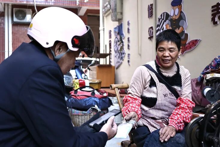 魏阿姨给顾客出示付款码