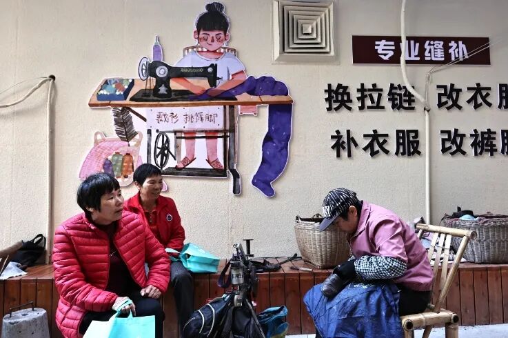 “手工巷”一角，摊主在为居民补鞋。