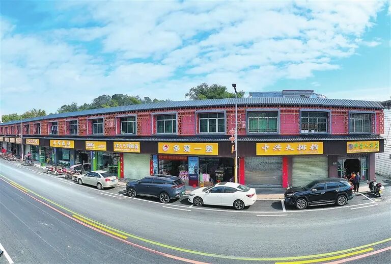 紫金县龙窝镇圩镇街道的房屋外立面焕然一新，整洁有序。