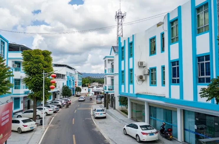 东源县双江镇通过开展“万绿蓝”移民风貌特色小镇项目建设及街镇道路升级、美化亮化工程，城镇面貌焕然一新。