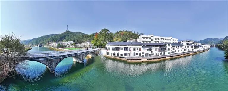 和平县热水镇面貌焕然一新，为文旅产业发展奠定了坚实基础。

