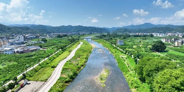 连平县上坪镇通过“百镇攻坚行动”，打造岸绿水清的美丽河道，增强了城镇的生态魅力。