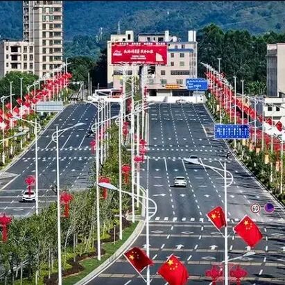 龙川县佗城镇雷江路两旁绿树成荫、花草摇曳，沿途风貌持续优化，道路更加干净整洁。