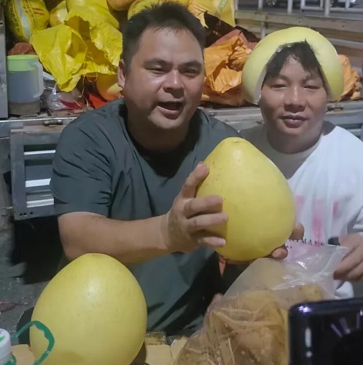 吴章华在直播卖蜜柚