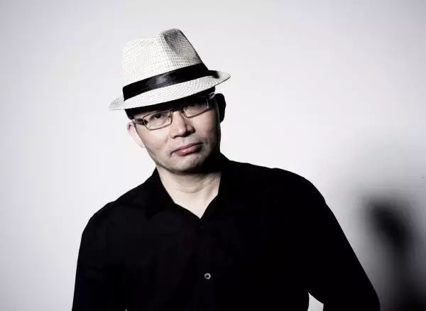 东西 /作家/ 原名田代琳,1966年出生于广西天峨县.