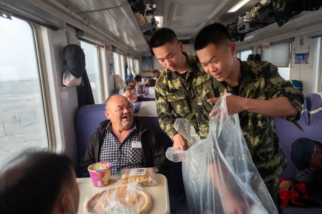 《第一次坐火车》2023年5月 中国新疆 喀什—莎车段列车上《窗外金色