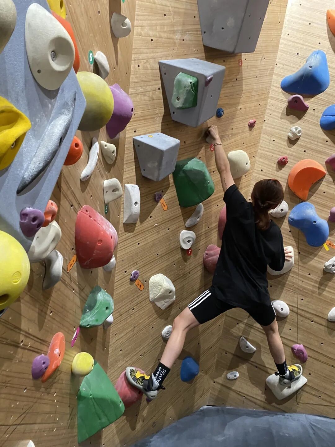 925迷波隆室内抱石攀岩博不过绵绵雨那么就一起对抗地心引力来吧