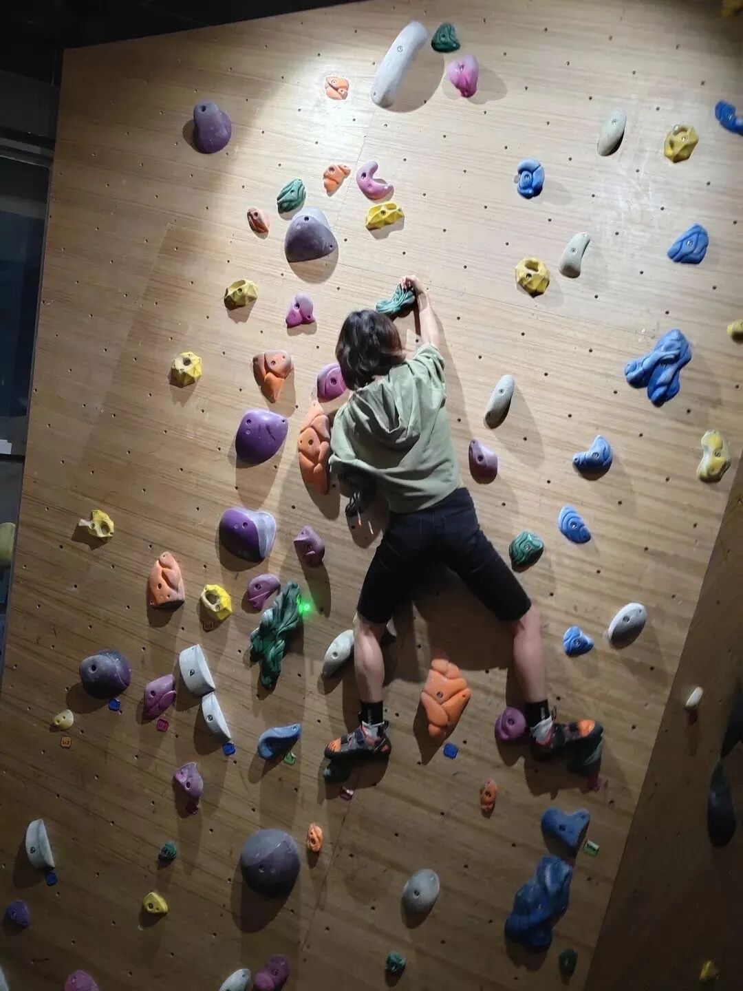 925迷波隆室内抱石攀岩博不过绵绵雨那么就一起对抗地心引力来吧