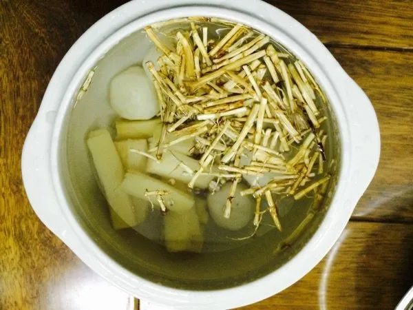清热利尿的白茅根清甜可口的竹蔗茅根水