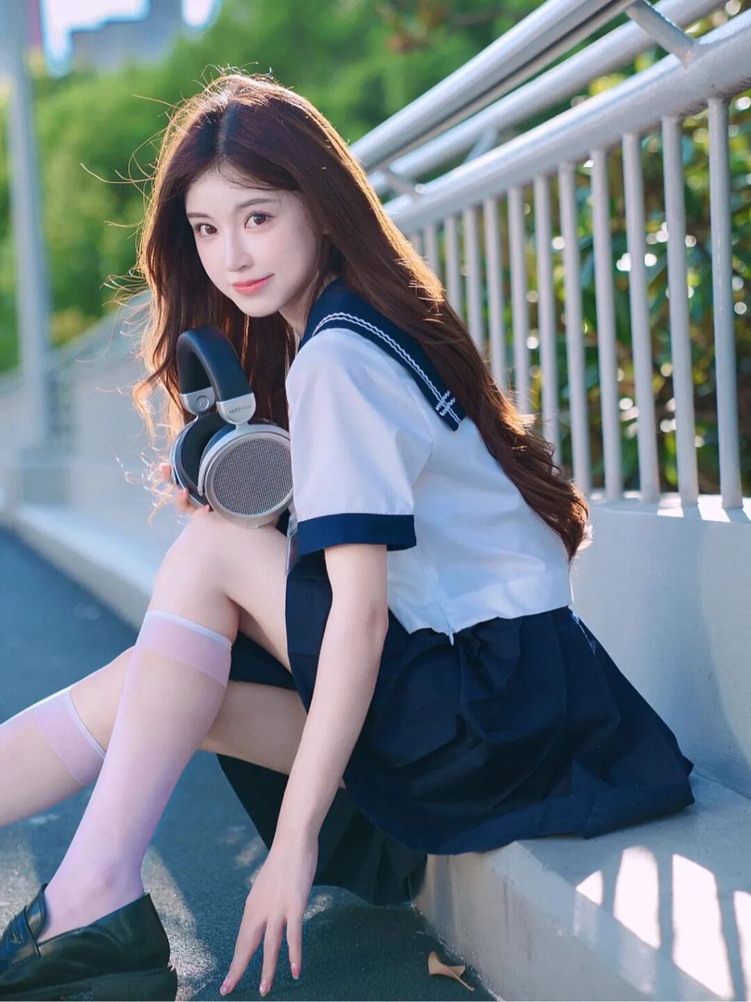 校园风天桥写真拍照,这些动作姿势,漂亮气质又甜美,俏皮青春又清新