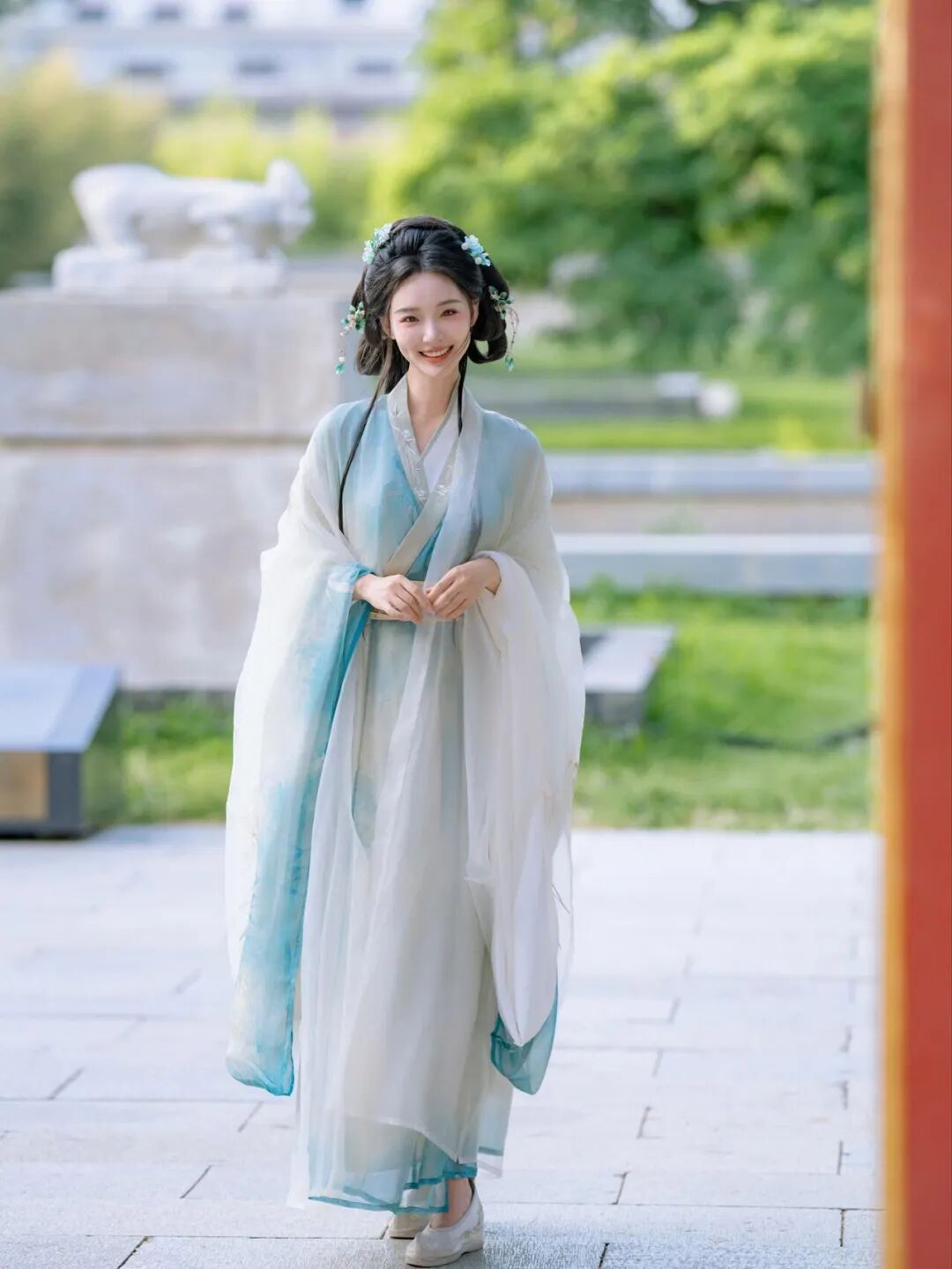 摄影师去拍人物全身,注意背景虚化,这种古色古香的汉服也要搭配一些