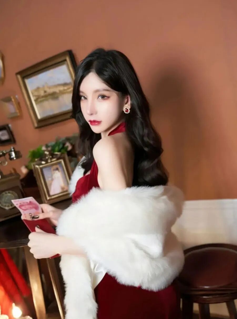 火辣酒红礼裙美女完美身形尽显性感诱惑黑丝长腿引爆全网