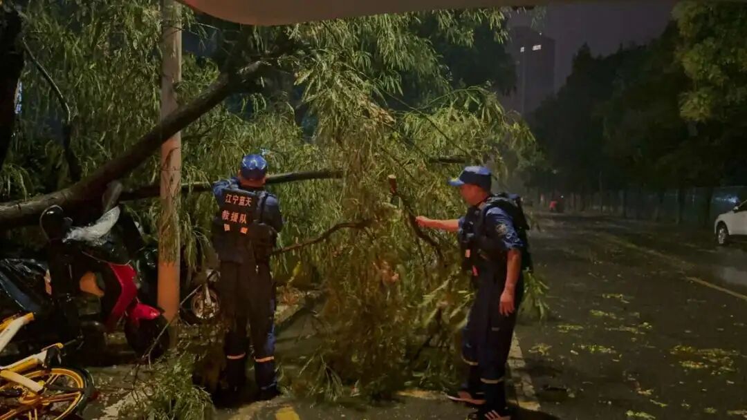 江宁区蓝天救援队：勇抗台风“贝碧嘉”