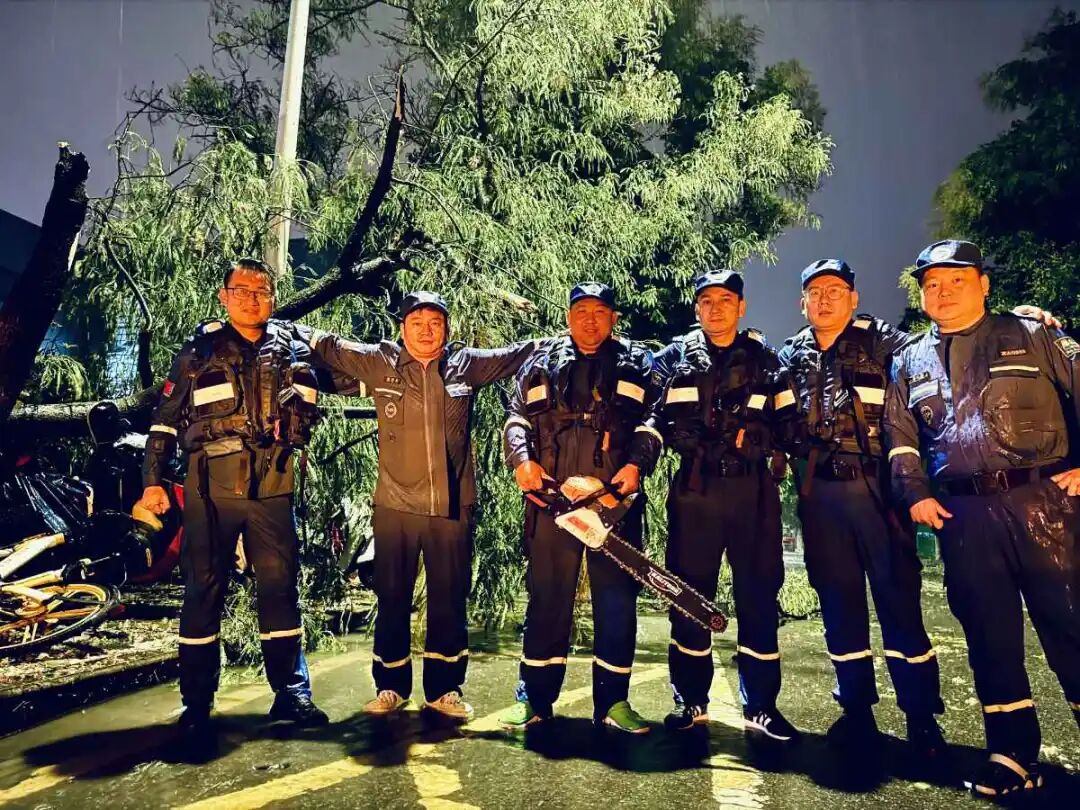江宁区蓝天救援队：勇抗台风“贝碧嘉”