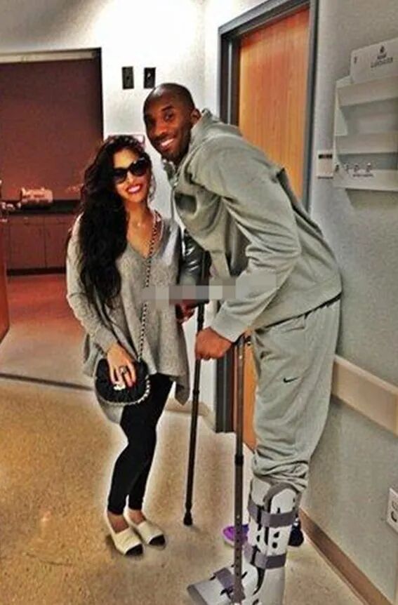 科比去世1年半妻子一张亲吻照曝光果然她耐不住寂寞了