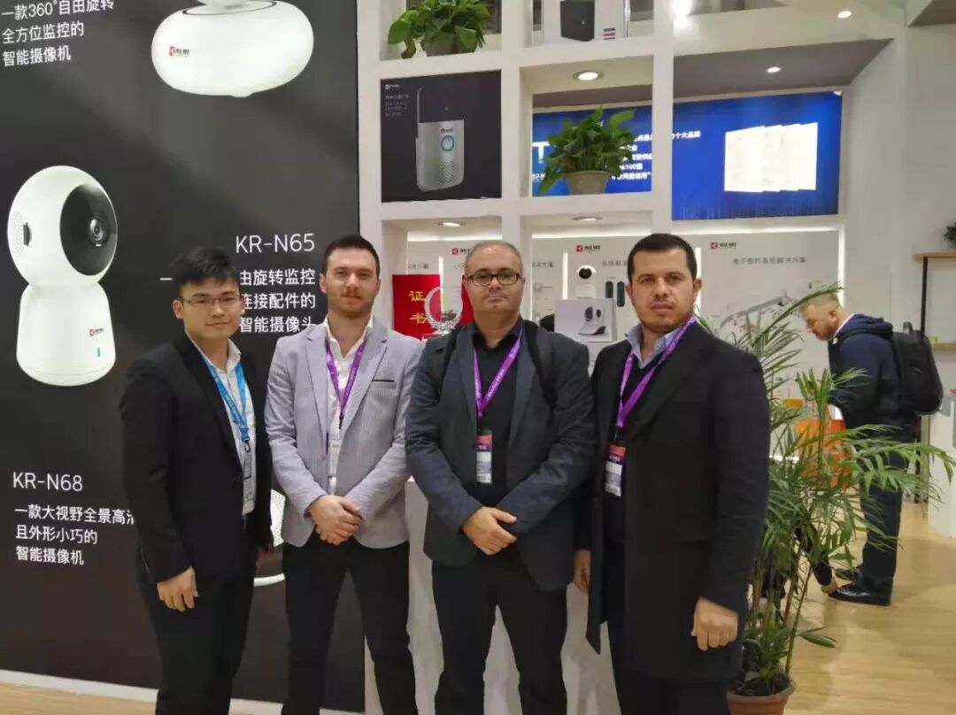 刻锐工作人员与老朋友合影留恋