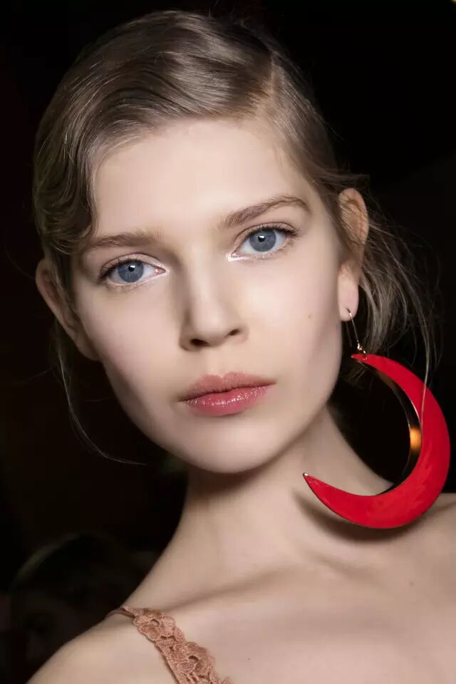 教你美刚把辛苦抢来的ysl星辰涂上唇我早已把星辰戴上身