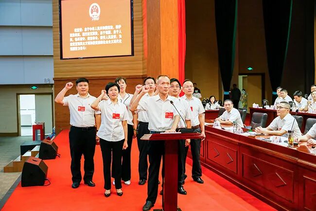 叶文华当选县长吴军攀当选县人大常委会主任余干县十七届人大一次会议