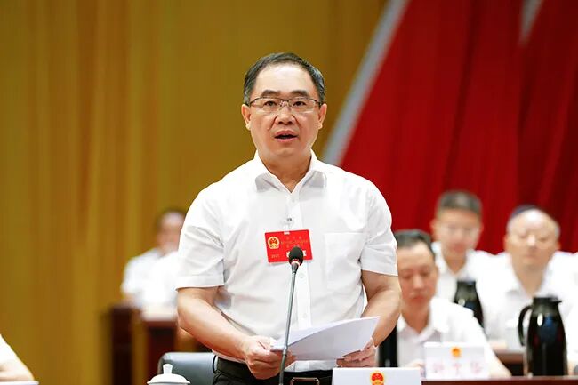 叶文华当选县长吴军攀当选县人大常委会主任余干县十七届人大一次会议