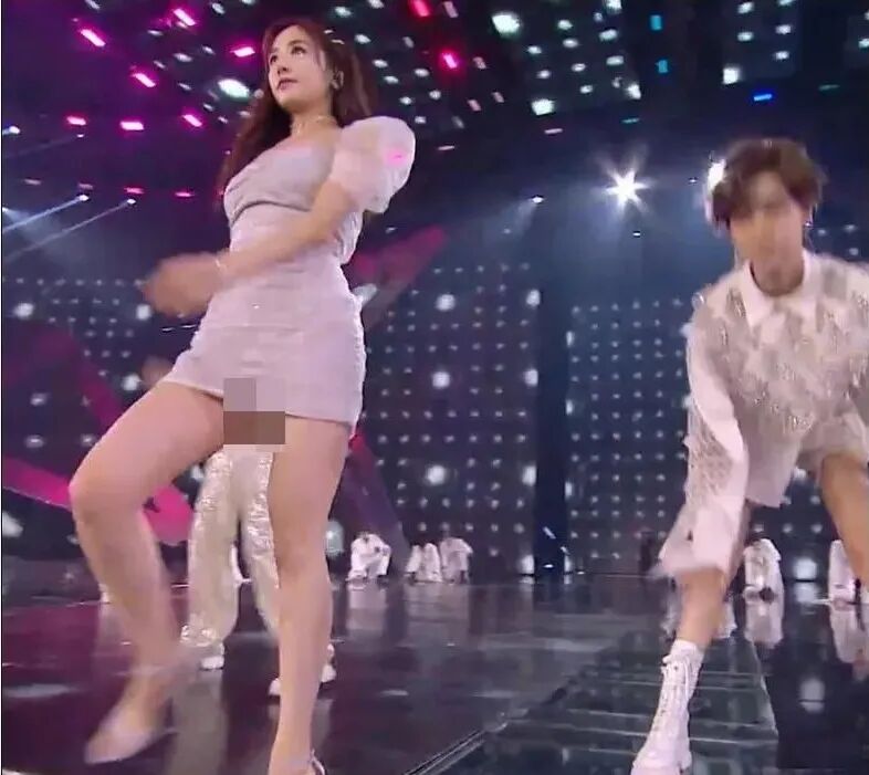 �ź������γ������߹⣬â��̨����˾�̫��������Ź�Ů���ӵ�ȹ�ף�