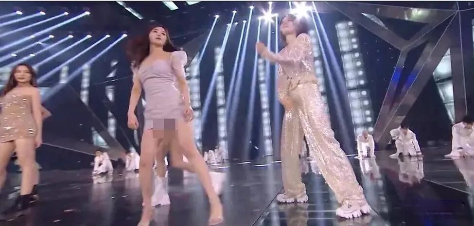 �ź������γ������߹⣬â��̨����˾�̫��������Ź�Ů���ӵ�ȹ�ף�