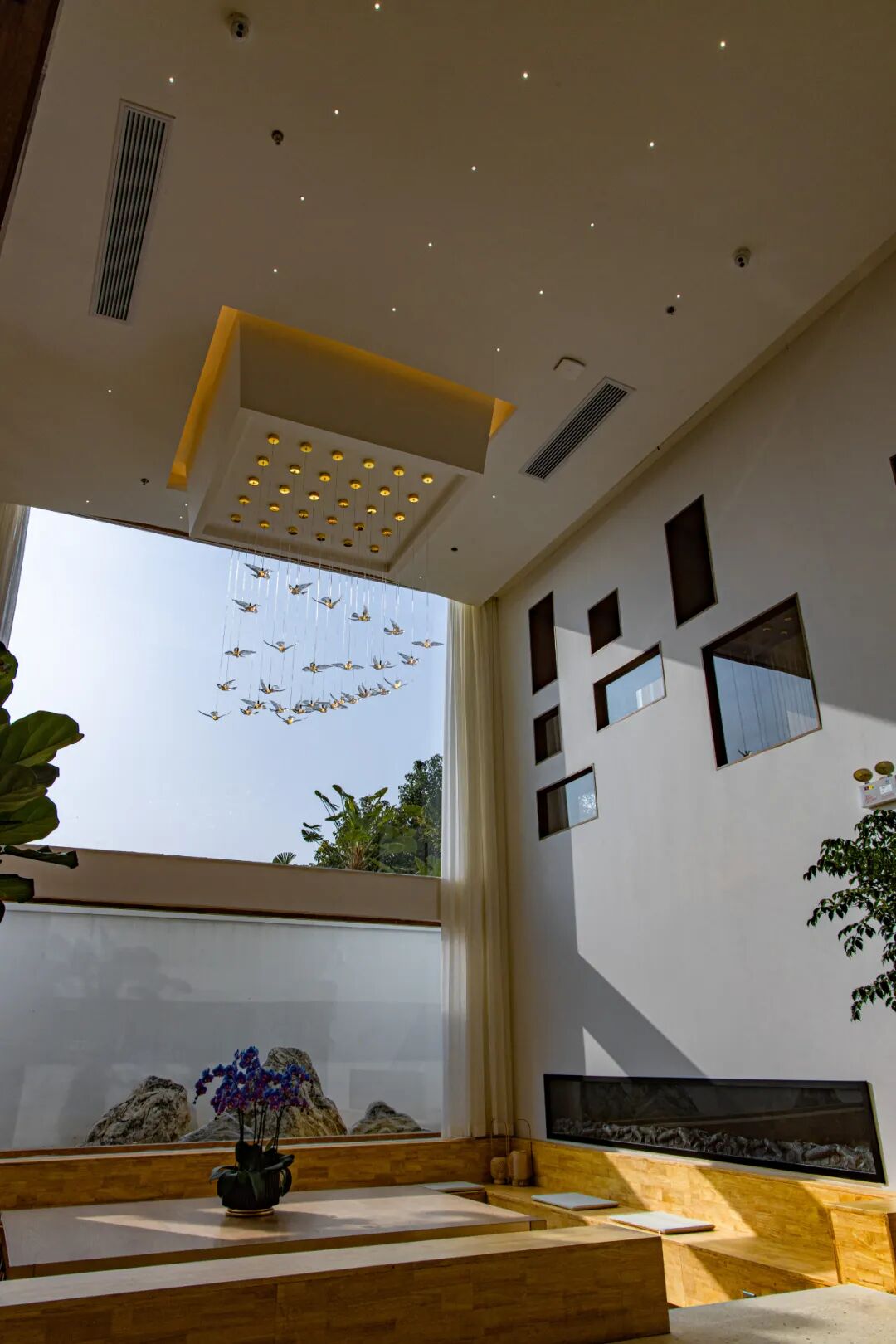 一号楼草木是雪绿民宿的主建筑,从进入"初见太美"大厅开始,就能享受到