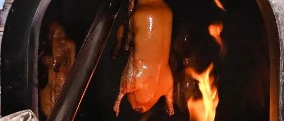 这只「烤鸭」大牌的很，直冲黑珍珠！​240℃挂炉炭烤，刀刀飚汁！