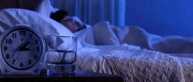 最新研究确定"最佳入睡时间"段！睡太早或太晚都有健康风险，连续3天不达标身体悄悄恶化...