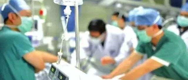 18岁高中生一天一杯奶茶，手脚关节竟长满了…