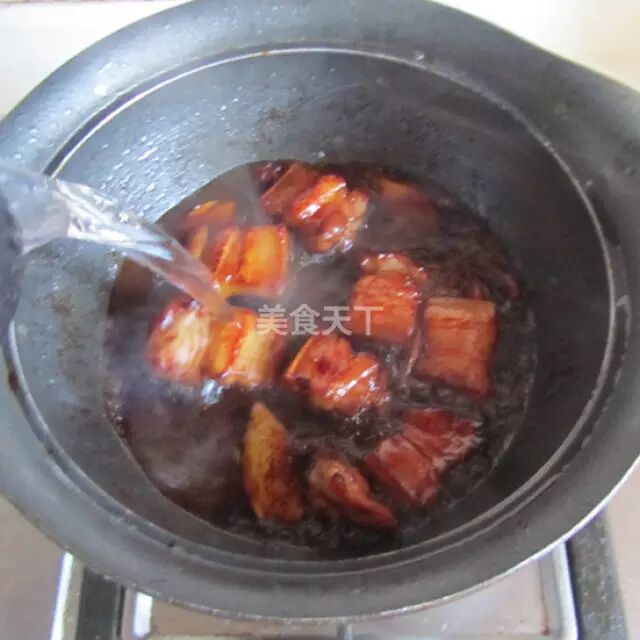 4,加入大料进去煸炒; 5, 再倒入适量的料酒翻炒; 6,放入适量的水