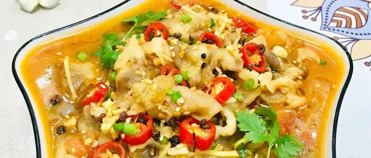 酸爽浓郁的酸汤肥牛！金灿灿、热乎乎的，荤素搭配，超级下饭！