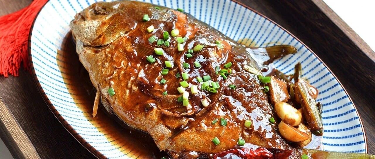 红烧鲳鱼，不仅好吃下饭，做法还简单!每一口都锁住了鲜味!