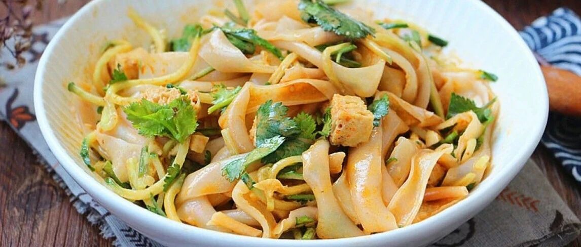 爽口凉皮，赶走夏日燥热！自制凉皮，味道不输外面卖的哦～