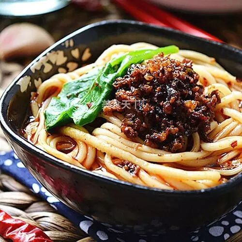 10g,味极鲜酱油6g,醋2g,蒜末2g,葱花2g,猪油3g,辣椒油5g,花椒油2g做法