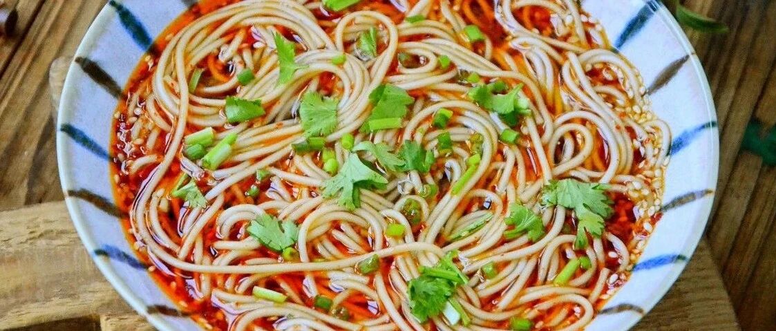 天冷就爱这碗热汤面！热乎乎一大碗，暖心暖胃！那滋味，真叫一个美！