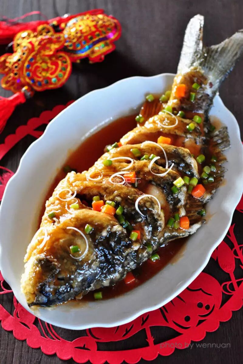 鲤鱼经过了一冬的半休眠停食期,体内的脂肪消耗殆尽,肉质也更为紧实鲜