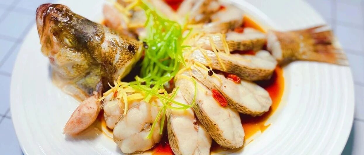 清蒸鱼这样做，鲜香味美，简单高颜值，宴客倍儿有面子！