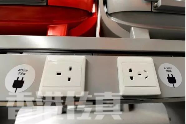 每列座椅前安装了多地制式的电源插座.