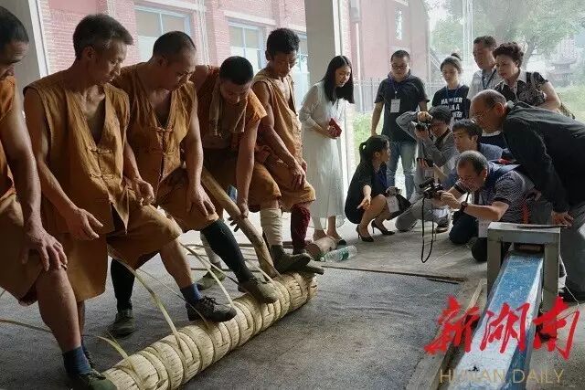 日本新闻文化代表团走进中国黑茶之乡，被传统安化黑茶技艺吸引！