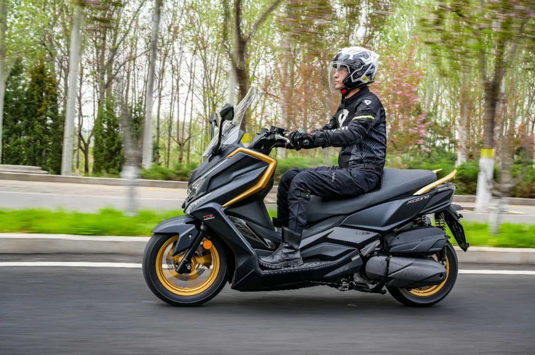 有着铁血战士外观的中量级踏板光阳赛艇s250