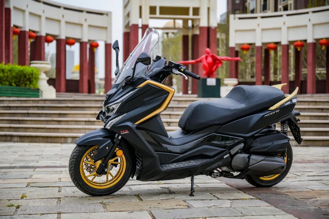 有着铁血战士外观的中量级踏板光阳赛艇s250