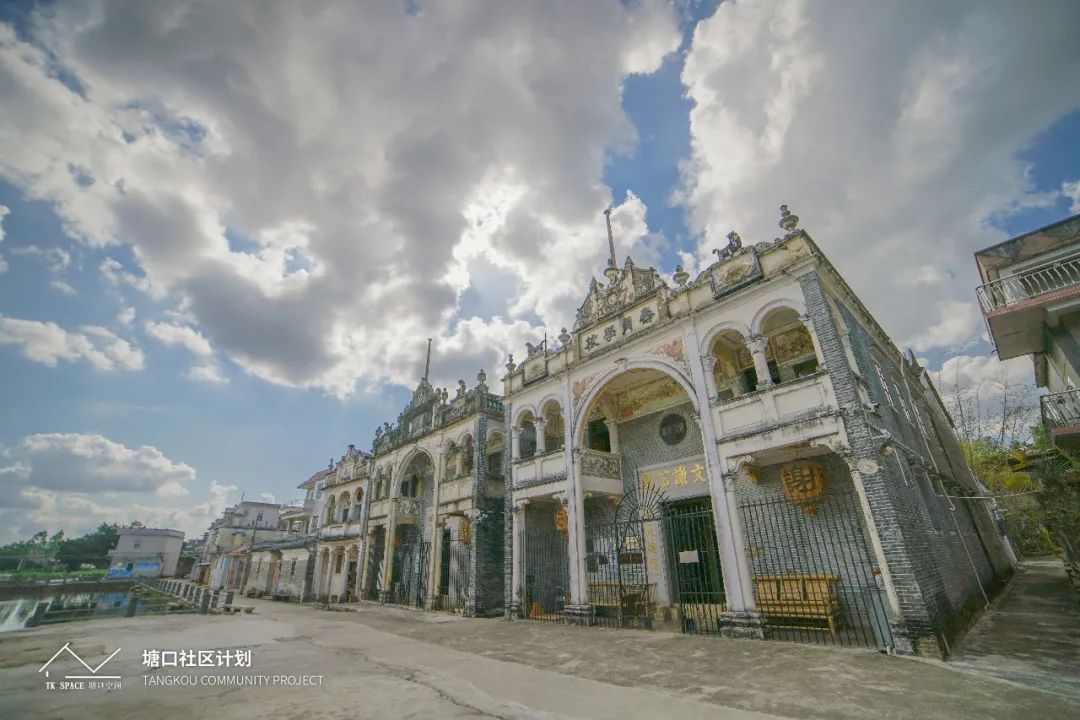 仓东村临近举世闻名的华侨园林"立园,坐北朝南,背山面水,村中榕树