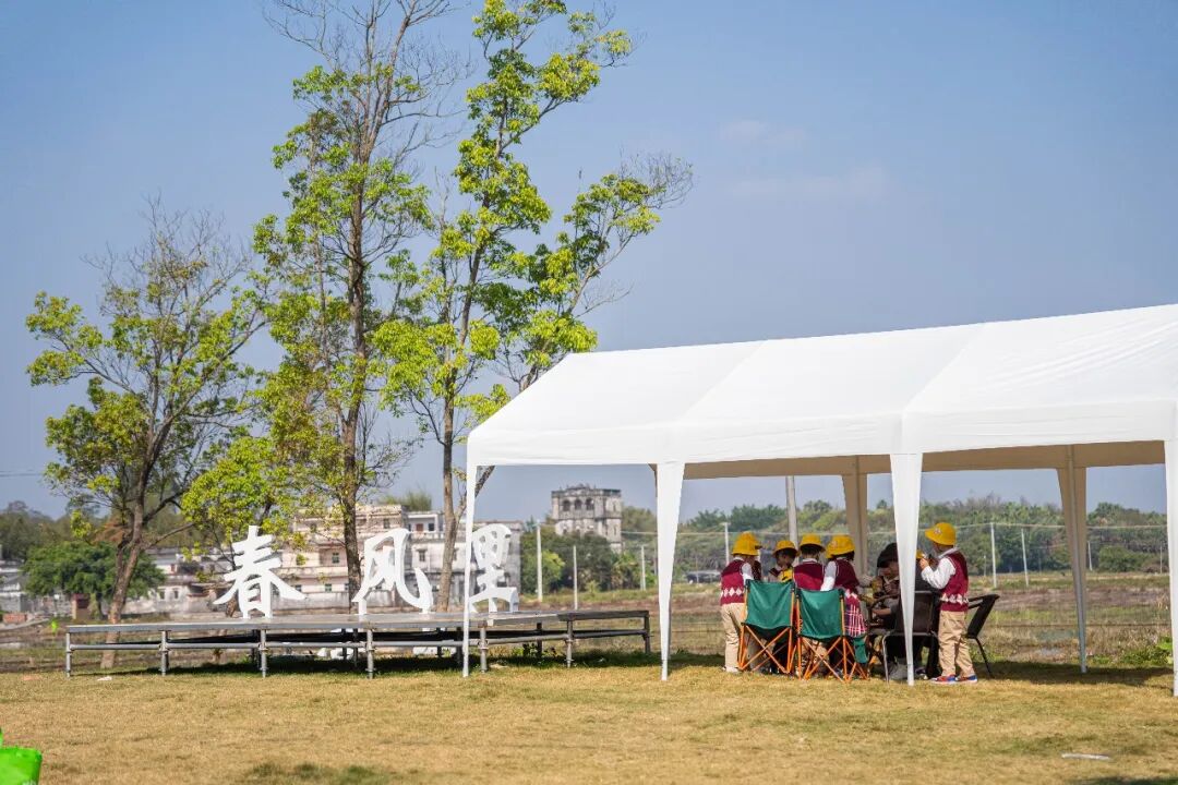 体验露营和野餐的游客。