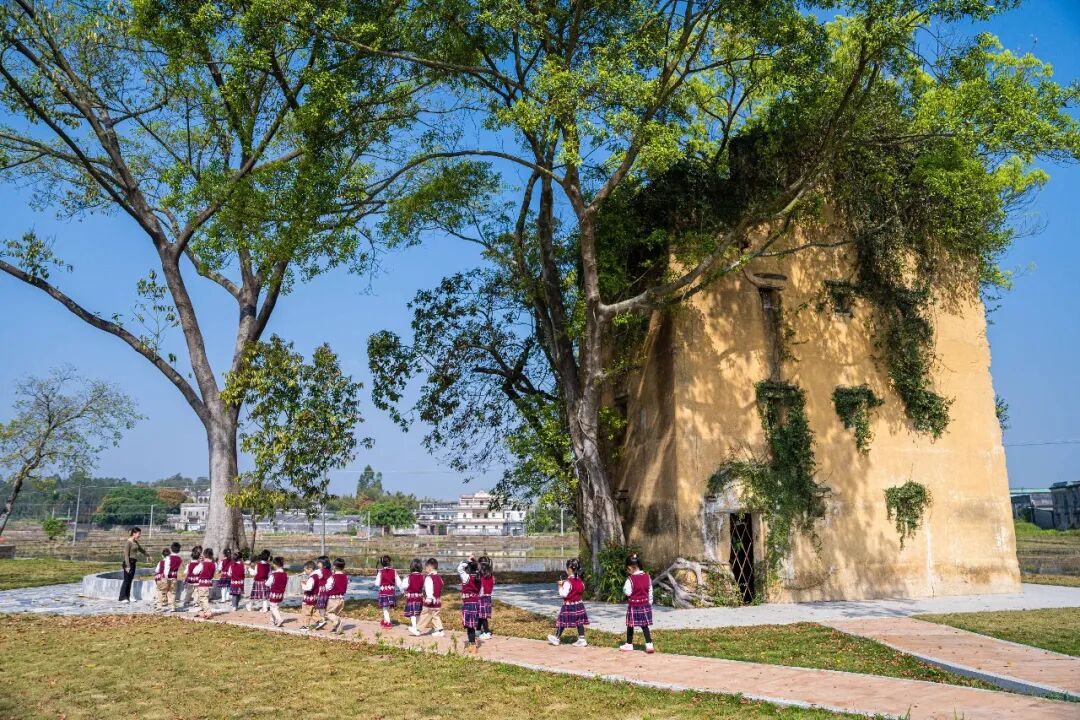 来到凤朝裡文创园开展研学之旅的小朋友们正在参观凤安楼。