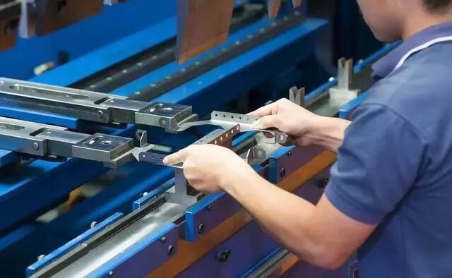 做为模具人的你，精密冲压件必须注意的7点，一定得牢记！的图1