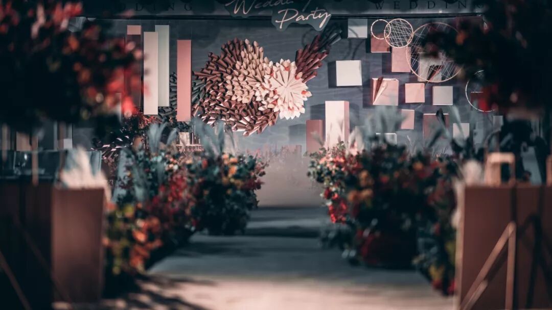 婚礼场布 | 灰蓝撞色香槟粉，一场充满高级感的婚礼布置